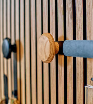 Jesper - set dolgega stenskega kavlja z lesenim gumbom